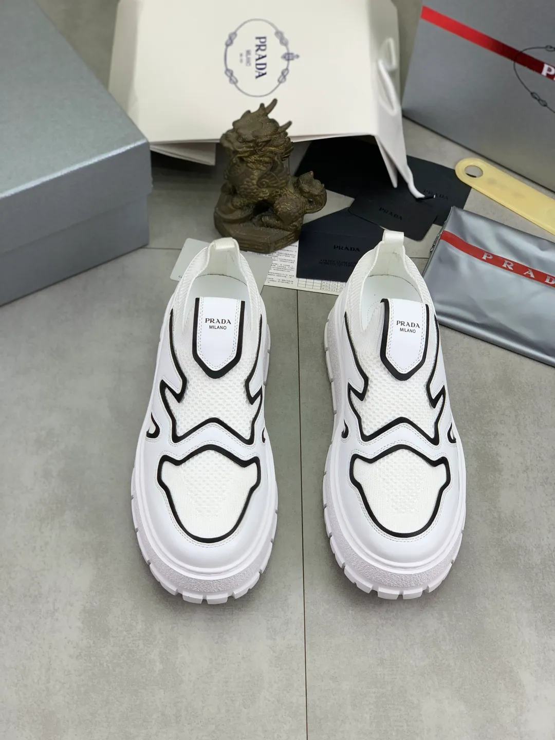 Men's shoes 💰P600💰 [New style] Flying weave series (summer must-have) is now available on the official website, 🆘 Trendy brand (Prada) mainly promotes popular models, avant-garde and versatile fashionable men's shoes, private version mold opening, cowhide surface splicing 1:1.. Fashionable and simple, original imported cowhide and cowhide leather feet; the atmosphere and personality are more fashionable, eye-catching and pursuing class. It will subvert the old idea and be a must-have for fashion trendsetters with you! Must keep it for yourself! High-end comfort and low-end, high-end quality workmanship. Size: 38-45 4️⃣colors available.